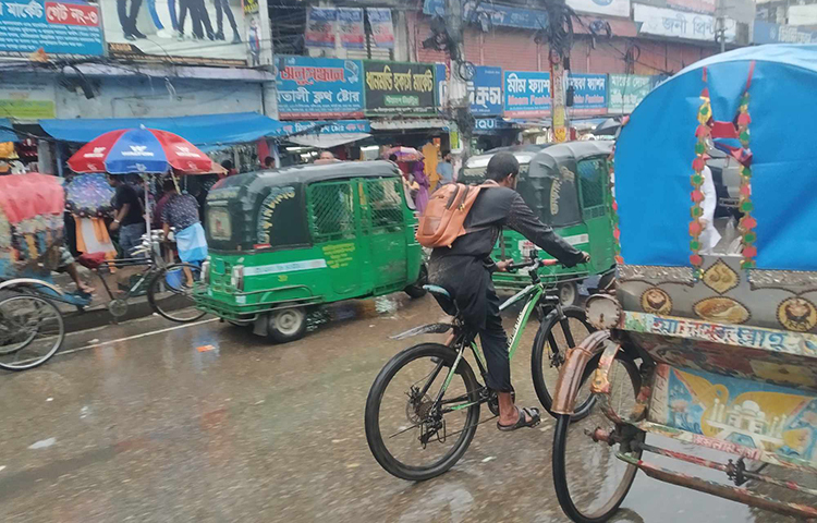 আজ সারাদিন রাজধানীসহ দেশের বিভিন্নস্থানে বৃষ্টি হয়েছে। বৃষ্টির কারণে মানুষের স্বাভাবিক জীবনযাত্রা ব্যাহত হয়েছে। ছবি: মাহবুব আলম