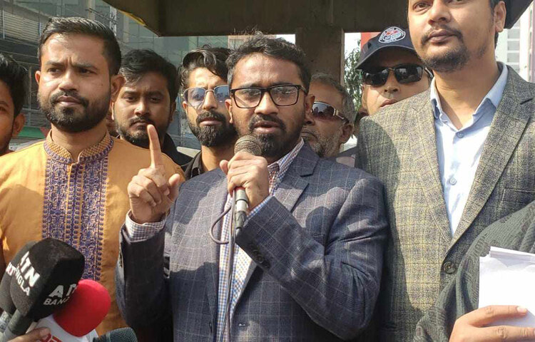 গণ অধিকার পরিষদের সাধারণ সম্পাদক মো. রাশেদ খান বলেছেন, ‘আওয়ামী লীগ ডামি নির্বাচন করছে। এ নির্বাচন ৬২টি রাজনৈতিক দল বর্জন করেছে।’ আজ রাজধানীর নাইটিঙ্গেল মোড় থেকে লিফলেট বিতরণ ও গণসংযোগকালে তিনি  এ কথা বলেন। ছবি: জাগো নিউজ