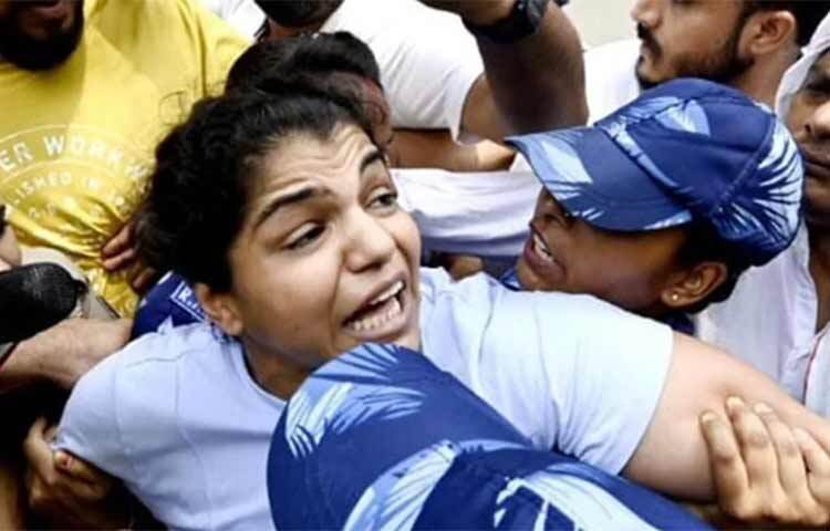 নতুন সংসদ ভবন উদ্বোধনের দিনই দিল্লিতে তুলকালাম। সেখানে নারী অ্যাথলেটদের সঙ্গে পুলিশের ধস্তাধস্তির ঘটনা ঘটেছে। মূলত সংসদ ভবনের দিকে অভিযান ঘিরে উত্তেজনা শুরু হয়। পুলিশ বাধা দিলে উত্তপ্ত হয়ে ওঠে পরিস্থিতি। ছবি: সংগৃহীত