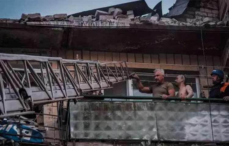 ইউক্রেনের পূর্বাঞ্চলীয় পোসাদ পোকরোভস্কের আবাসিক ভবনে ক্ষেপণাস্ত্র হামলা হামলা চালিয়েছে রাশিয়া। এতে অন্তত পাঁচজন নিহত ও ৩১ জন আহত হয়েছেন। ছবি: সংগৃহীত