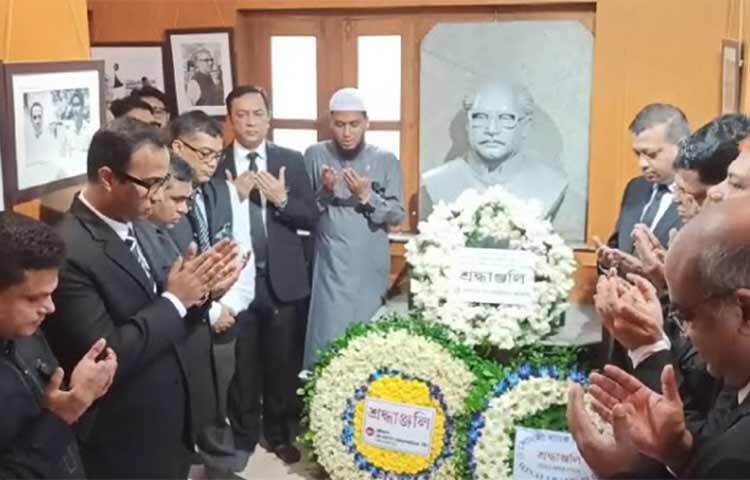 বাংলাদেশের জাতির পিতা বঙ্গবন্ধু শেখ মুজিবুর রহমানের ৪৮তম শাহাদতবার্ষিকী ও জাতীয় শোক দিবস যথাযোগ্য মর্যাদায় পালন করছে কলকাতাস্থ বাংলাদেশ উপ-হাইকমিশন। এদিন উপ-হাইকমিশনার আন্দালিব ইলিয়াস বাংলাদেশের জাতীয় পতাকা অর্ধনমিত করেন। এরপর উপ-হাইকমিশন প্রাঙ্গণে বঙ্গবন্ধুর আবক্ষ ভাস্কর্যে ফুল দিয়ে শ্রদ্ধার্ঘ নিবেদন করা হয়। ছবি: সংগৃহীত