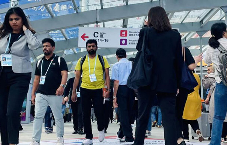 চীনে চলছে ১৩৪তম আমদানি-রপ্তানি মেলার দ্বিতীয় পর্ব। এটি ‘ক্যান্টন ফেয়ার’ নামেও পরিচিত। মেলায় বিপুল সংখ্যক বিদেশি ক্রেতা নিবন্ধন করেছে। অর্থাৎ চীনের রপ্তানিকারকদের সঙ্গে অংশীদারত্ব বাড়াতে আগ্রহ বেড়েছে বিভিন্ন দেশের ব্যবসায়ীদের। ছবি: সংগৃহীত