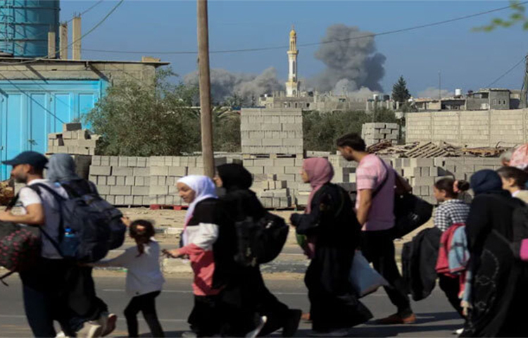 গাজাজুড়ে বোমা হামলা চালিয়ে যাচ্ছে ইসরায়েলি বাহিনী। এতে সেখানের যোগাযোগ ব্যবস্থা ভেঙে পড়েছে। কারণ প্রধান টেলিকমিউনিকেশন সরবরাহকারীর জ্বালানি শেষ হয়ে গেছে। বন্ধ রয়েছে জেনারেটর। ছবি: সংগৃহীত