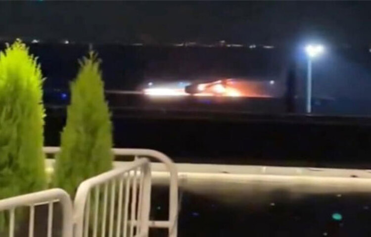 জাপানের টোকিও বিমানবন্দেরের একটি রানওয়েতে চলন্ত প্লেনে আগুন লাগার ঘটনা ঘটেছে। দেশটির এনএইচকে টেলিভিশনের প্রচারিত একটি ভিডিওতে এমন দৃশ্য দেখা গেছে। ছবি: সংগৃহীত