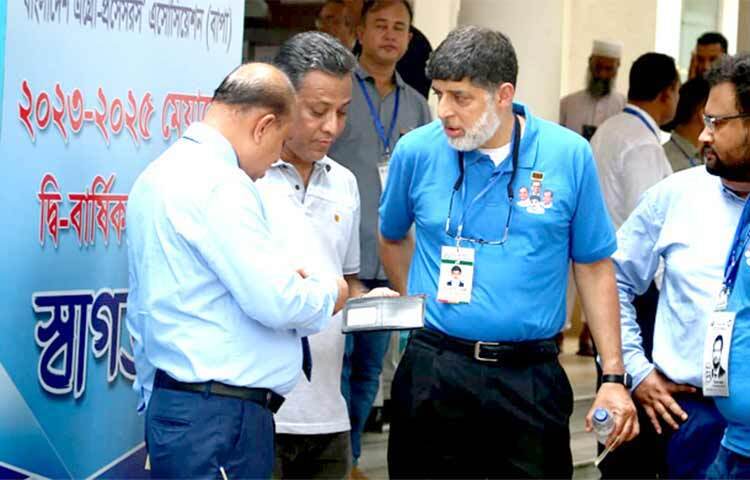 বাংলাদেশ এগ্রো-প্রসেসরস অ্যাসোসিয়েশনের ( বাপা) ২০২৩-২৫ মেয়াদে দ্বি-বার্ষিক নির্বাচনে পূর্ণ প্যানেলে জয় পেয়েছে এগ্রিকালচারাল মার্কেটিং কোং লিমিটেডের চেয়ারম্যান আহসান খান চৌধুরীর নেতৃত্বাধীন বাপা ঐক্য পরিষদ। ছবি: জাগো নিউজ