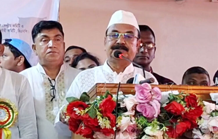 জনগণ যদি ভোট দিতে পারে, তাহলে মার্কিন প্রেসিডেন্টের সঙ্গে সেলফির ওপর ভরসা করে বাঁচতে পারবেন না বলে মন্তব্য করেছেন বিএনপির স্থায়ী কমিটির সদস্য গয়েশ্বর চন্দ্র রায়। আজ রাজধানীর বাড্ডায় জাসাসের ঢাকা মহানগর উত্তরের সম্মেলনে প্রধান অতিথির বক্তব্যে এসব কথা বলেন তিনি। ছবি: জাগো নিউজ