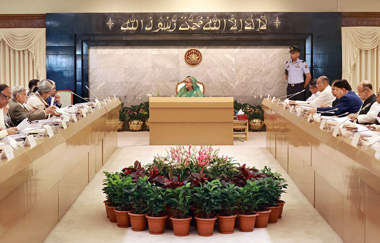 নির্বাচনের সময় গণমাধ্যমকর্মীদের পেশাগত কাজে বাধা দিলে দুই থেকে সাত বছর কারাদণ্ডে বিধান রেখে ‘প্রতিনিধিত্ব (সংশোধন) আইন, ২০২৩’ নীতিগত অনুমোদন দিয়েছে মন্ত্রিসভা। আজ প্রধানমন্ত্রীর কার্যালয়ে মন্ত্রিসভা বৈঠকে এ অনুমোদন দেওয়া হয়। প্রধানমন্ত্রী শেখ হাসিনা এতে সভাপতিত্ব করেন। ছবি: ইয়াসিন কবির জয়