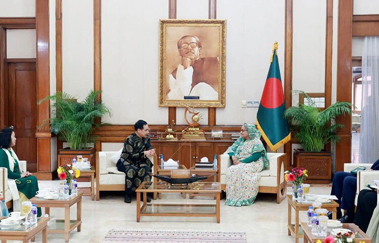 প্রধানমন্ত্রী শেখ হাসিনা পারস্পরিক স্বার্থে বাংলাদেশ ও ভিয়েতনামের মধ্যে অর্থনৈতিক সহযোগিতা জোরদারের ওপর গুরুত্বারোপ করেছেন। ভিয়েতনামের রাষ্ট্রদূত পাম ভিয়েত চিয়েন আজ প্রধানমন্ত্রীর সরকারি বাসভবন গণভবনে বিদায়ী সাক্ষাৎ করতে এলে তিনি এ কথা বলেন। ছবি: ইয়াসিন কবির জয়