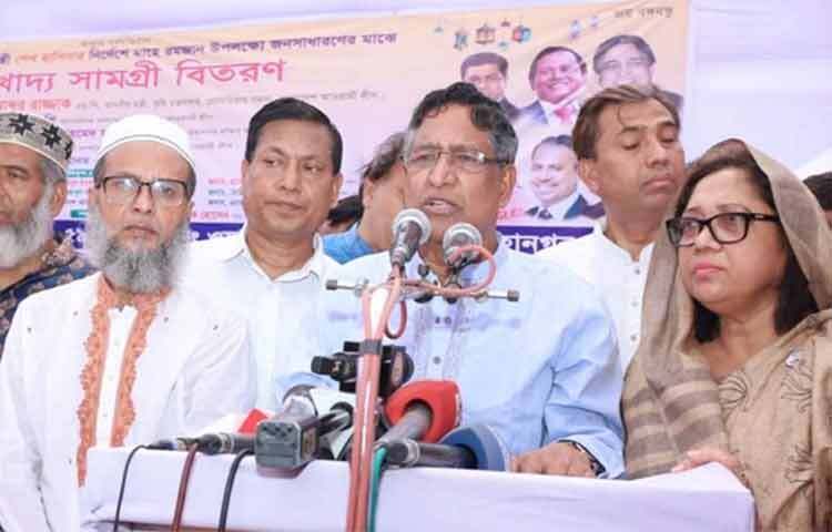 নিরপেক্ষ নির্বাচনে যদি আওয়ামী লীগের পরাজয় হয়, তাহলে সেই ফল মেনে নেওয়া হবে বলে জানিয়েছেন কৃষিমন্ত্রী ও আওয়ামী লীগের প্রেসিডিয়াম সদস্য ড. মো. আব্দুর রাজ্জাক। আজ সকালে রাজধানীর জুরাইনে গরিব, দুঃস্থ ও অসহায় মানুষের মাঝে খাদ্যসামগ্রী বিতরণ অনুষ্ঠানে এ কথা জানান তিনি। ছবি: জাগো নিউজ