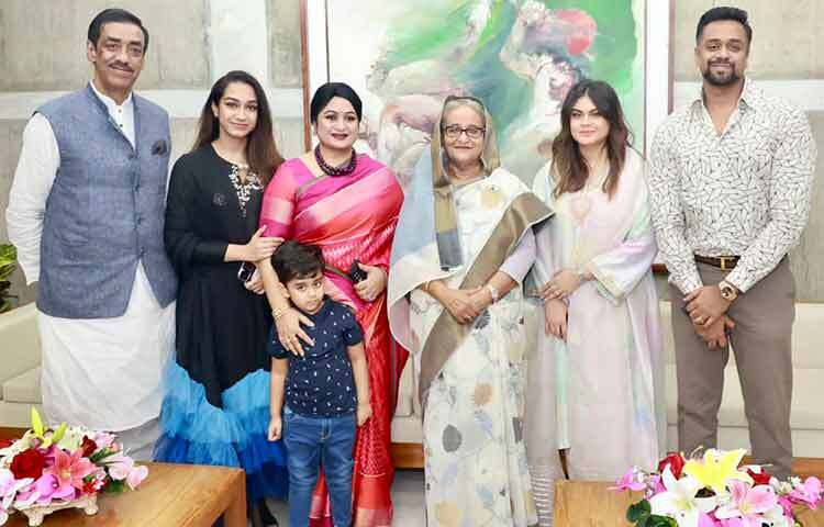 প্রধানমন্ত্রী শেখ হাসিনার সঙ্গে সপরিবারে সাক্ষাৎ করেন নারায়ণগঞ্জ-৪ আসনের সংসদ সদস্য শামীম ওসমান। ছবি: ইয়াসিন কবির জয়