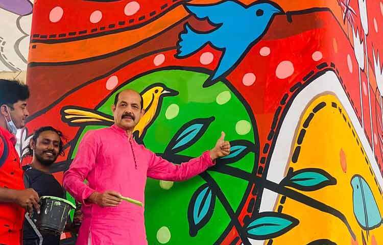 রাজধানীর উড়ালসড়কগুলোর খুঁটিতে দৃষ্টিনন্দন গ্রাফিতি আর্ট কার্যক্রম শুরু করেছে ঢাকা উত্তর সিটি করপোরেশন। আজ মগবাজার উড়াল সড়কের খুঁটিতে এ দৃষ্টিনন্দন গ্রাফিতি আর্ট কার্যক্রমের উদ্বোধন করেন ডিএনসিসির মেয়র মো. আতিকুল ইসলাম। ছবি: মুসা আহমেদ