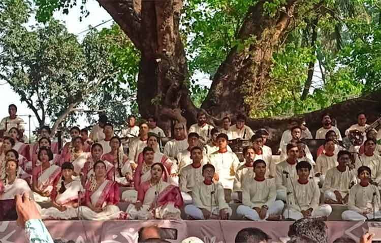 আজ সকাল ৬টা ১৫ মিনিটে রমনা বটমূলে ছায়ানটের শিল্পীদের এক অনুষ্ঠানের মাধ্যমে স্বাগত জানানো হয় নতুন বছরকে। সকাল ৮টা ২৫ মিনিটে অনুষ্ঠান শেষ হয় জাতীয় সংগীতের মাধ্যমে। ছবি: জাগো নিউজ