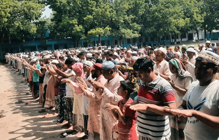 সারাদেশের ন্যায় চাঁপাইনবাবগঞ্জেও প্রচণ্ড তাপপ্রবাহ চলছে। তাই আজ সকালে চাঁপাইনবাবগঞ্জে এমন পরিস্থিতিতে বৃষ্টির জন্য ইসতেসকার নামাজ আদায় করেছেন মুসল্লিরা। ছবি: সোহান মাহমুদ