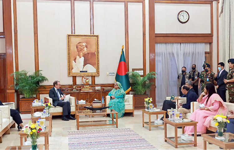 প্রধানমন্ত্রী শেখ হাসিনা বলেছেন, আগামী সাধারণ নির্বাচনে ইউরোপীয় ইউনিয়ন (ইইউ) এবং যুক্তরাজ্যের পর্যবেক্ষকদের স্বাগত জানাবো আমরা। আজ গণভবনে যুক্তরাজ্যের বিদায়ী হাইকমিশনার রবার্ট চ্যাটারটন ডিকসন প্রধানমন্ত্রীর সঙ্গে সাক্ষাৎ করতে যান। এসময় তিনি এ কথা বলেন। ছবি: ইয়াসিন কবির জয়