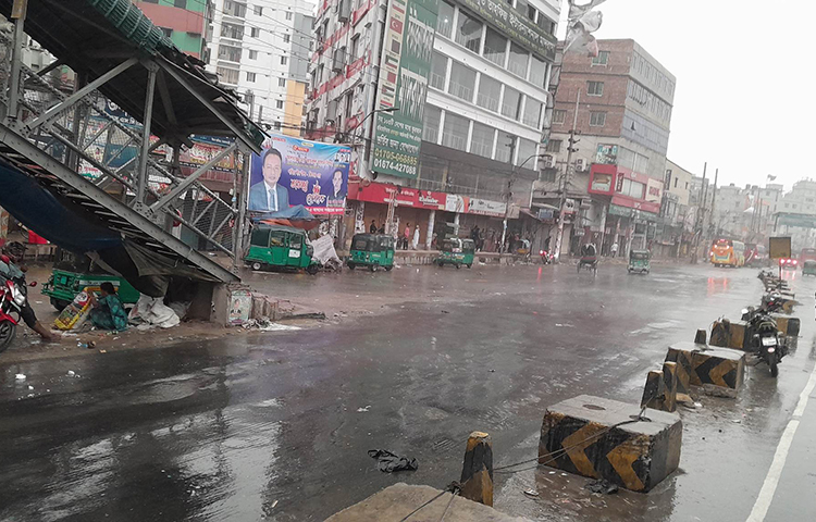 টানা দাবদাহের পর অবশেষে রাজধানী ঢাকায় ঝরলো স্বস্তির বৃষ্টি। আজ বিকেল সোয়া ৫টার দিকে রাজধানীর বিভিন্ন এলাকায় এ বৃষ্টি শুরু হয়। ছবি: জাগো নিউজ