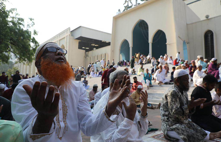 জাতীয় মসজিদ বায়তুল মোকাররমে পবিত্র ঈদুল ফিতরের জামাতে বিপুল সংখ্যক মুসল্লি অংশ নিয়েছেন। সকাল ৭টা থেকে বেলা সোয়া ১১টা পর্যন্ত মোট পাঁচটি জামাত অনুষ্ঠিত হয়েছে বায়তুল মোকাররমে। ছবি: বিপ্লব দিক্ষিৎ