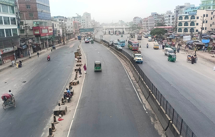 পবিত্র ঈদুল ফিতরের দ্বিতীয় দিন আজ। রাজধানীর সড়কগুলোতে নেই জটলা, নেই গাড়ির হর্ন। যেন এক নীরব শহরে নগরবাসীর প্রশান্তি। আজ সকাল থেকে রাজধানীর বিভিন্ন সড়ক ঘুরে এমন চিত্র দেখা গেছে। তবে সড়কে বেশি যানবাহন না থাকলেও রিকশা ও সিএনজির উপস্থিতি দেখা গেছে। ছবি: বিপ্লব দিক্ষিৎ