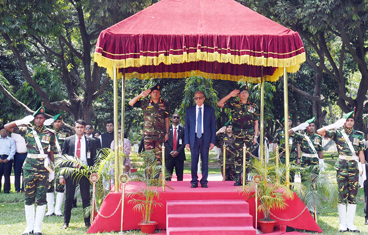 বিদায়ী রাষ্ট্রপতি মো. আবদুল হামিদকে বঙ্গভবনে গার্ড রেজিমেন্ট অনার প্রদান করা হয়। ছবি: পিআইডি