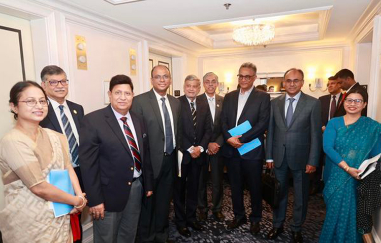 বিশ্বব্যাংকের প্রেসিডেন্ট ডেভিড ম্যালপাসের আমন্ত্রণে বঙ্গবন্ধুকন্যা প্রধানমন্ত্রী শেখ হাসিনার সঙ্গে ১ মে বিশ্বব্যাংকের সদর দপ্তরে বাংলাদেশের সঙ্গে সম্পর্কের ৫০ বছর পূর্তি উপলক্ষে সমাপনী অনুষ্ঠানে যোগ দিতে ওয়াশিংটন ডিসির রিজ কার্লটন হোটেলে সমেবেত হয়েছেন পরিকল্পনা মন্ত্রীসহ অন্যান্য কর্মকর্তাগণ। ছবি: ইয়াসিন কবির জয়