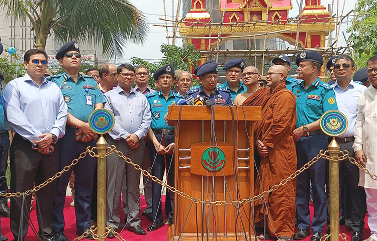 বাংলাদেশের সম্প্রীতির মেলবন্ধন বিশ্বে নজির সৃষ্টি করেছে বলে জানিয়েছেন পুলিশের মহাপরিদর্শক চৌধুরী আবদুল্লাহ আল-মামুন। আজ রাজধানীর মেরুল বাড্ডায় আন্তর্জাতিক বৌদ্ধ বিহারে বুদ্ধ পূর্ণিমা উপলক্ষে নিরাপত্তা ব্যবস্থা পরিদর্শন শেষে ব্রিফিংয়ে তিনি এ কথা বলেন। ছবি: তৌহিদুজ্জামান তন্ময়
