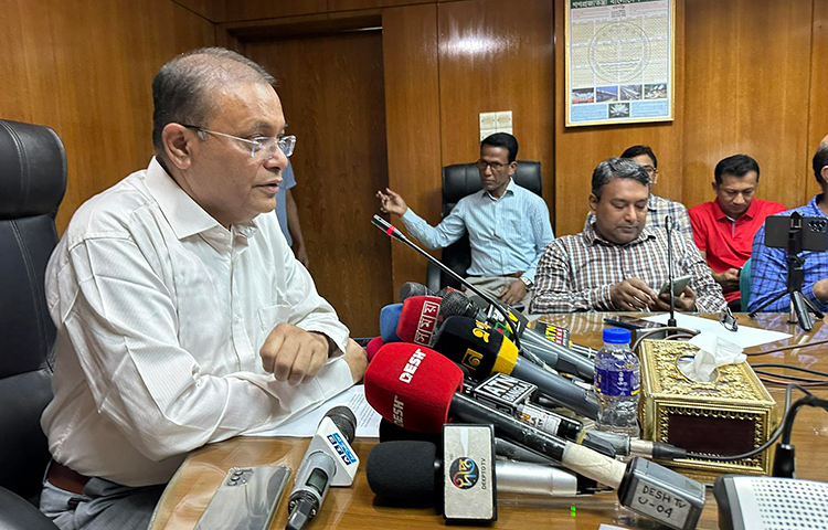 আজ তথ্য ও সম্প্রচার মন্ত্রণালয়ের সভাকক্ষে সমসাময়িক বিষয় নিয়ে সাংবাদিকদের সঙ্গে মতবিনিময়ে ড. হাছান মাহমুদ বিভিন্ন বিষয়ে কথা বলেন। ছবি: ইসমাইল হোসেন রাসেল