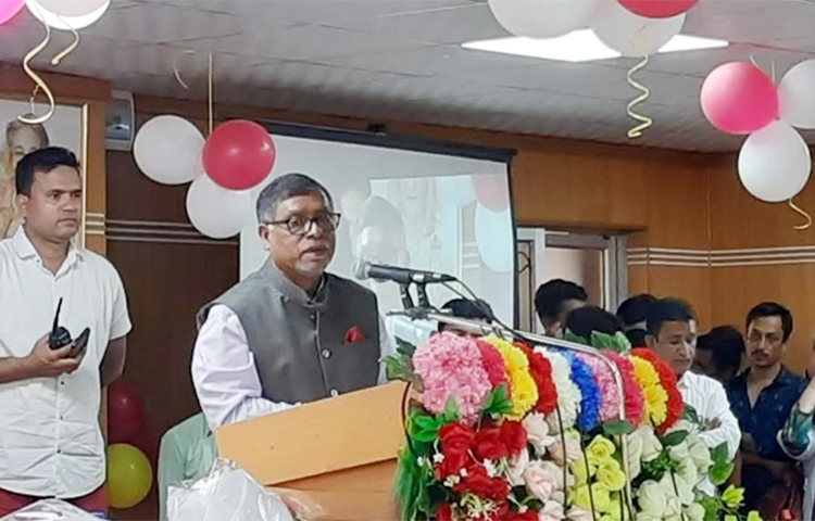 স্বাস্থ্য মন্ত্রণালয়ের বিভিন্ন স্বাস্থ্যসেবা প্রতিষ্ঠানগুলো এখন আর আগের মতো জরাজীর্ণ অবস্থায় নেই বলে জানিয়েছেন স্বাস্থ্য ও পরিবার কল্যাণ মন্ত্রী জাহিদ মালেক। আজ রাজধানীর মিরপুর ১৪ নম্বরে ঢাকা ডেন্টাল কলেজ হাসপাতালে ইমার্জেন্সি, আইসিইউ এবং বঙ্গবন্ধুর ম্যুরাল উদ্বোধন অনুষ্ঠানের আলোচনা সভায় তিনি এ কথা বলেন। ছবি: জাগো নিউজ