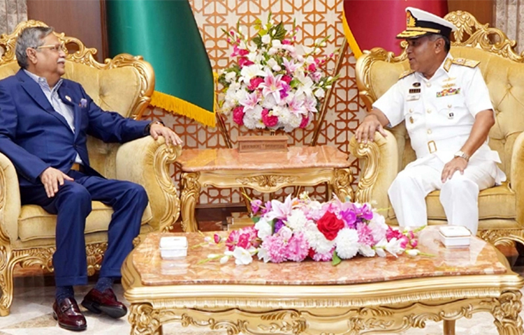 রাষ্ট্রপতি মো. সাহাবুদ্দিন দেশের সার্বভৌমত্ব রক্ষার পাশাপাশি নৌবাহিনীকে সুনীল অর্থনীতির সম্ভাবনা কাজে লাগাতে নিরলস প্রয়াস চালানোর আহ্বান জানিয়েছেন। আজ বঙ্গভবনে রাষ্ট্রপতি মো. সাহাবুদ্দিনের সঙ্গে সৌজন্য সাক্ষাৎ করেন নৌবাহিনীর প্রধান এডমিরাল এম শাহীন ইকবাল। এসময় রাষ্ট্রপতি নৌবাহিনীর প্রধানকে এসব কথা বলেন। ছবি: সংগৃহীত