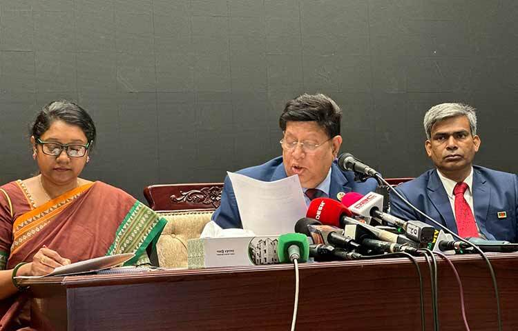 যুক্তরাষ্ট্র বলে কয়ে কিছু করে না, তাই মার্কিন নিষেধাজ্ঞা আসবে কি না সেই বিষয়ে কিছু জানেন না বলে জানিয়েছেন পররাষ্ট্রমন্ত্রী এ কে আব্দুল মোমেন। আজ সকালে পররাষ্ট্র মন্ত্রণালয়ের সম্মেলন কক্ষে প্রধানমন্ত্রীর কাতার সফর বিষয়ে সংবাদ সম্মেলনকালে সাংবাদিকদের প্রশ্নের জবাবে তিনি এ কথা বলেন। ছবি: ইসমাইল হোসেন রাসেল