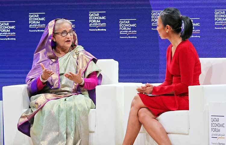 প্রধানমন্ত্রী শেখ হাসিনা আজ সকালে কাতারের রাজধানী দোহায় রেফেলস্ হোটেলের হল রুমে কাতার ইকোনমিক ফোরাম আয়োজিত অনুষ্ঠানে বক্তব্য রাখেন। ছবি: ইয়াসিন কবির জয়
