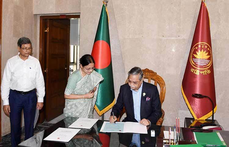 রাষ্ট্রপতি মো. সাহাবুদ্দিন আজ জাতীয় সংসদ ভবনে তার অফিসকক্ষে ২০২৩-২০২৪ অর্থবছরের অর্থবিলে স্বাক্ষর করেন। ছবি: ইয়াসিন কবির জয়