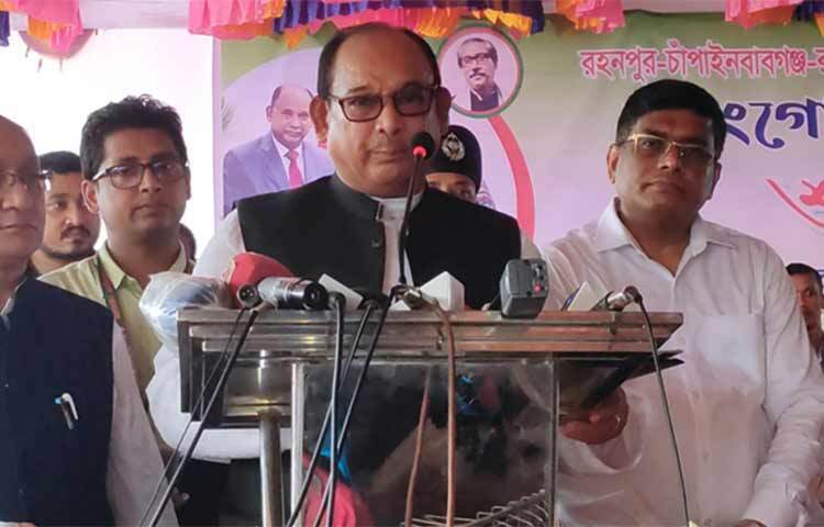 রেলমন্ত্রী নুরুল ইসলাম সুজন বলেছেন, বিএনপি-জামায়াত সরকার দেশের রেল বিভাগকে পরিত্যক্ত করেছিল। আজ দুপুরে চাঁপাইনবাবগঞ্জ রেলস্টেশন চত্বরে ম্যাঙ্গো স্পেশাল ট্রেন উদ্বোধনকালে তিনি এসব কথা বলেন। ছবি: সোহান মাহমুদ