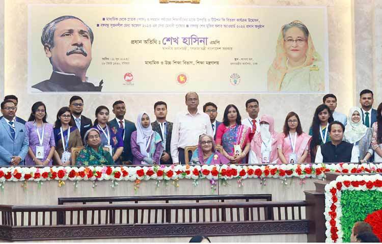প্রধানমন্ত্রী শেখ হাসিনা বলেছেন, দেশের শিশুদের মেধা বিকাশের সুযোগ দিলে বাংলাদেশকে কেউ আর পেছনের দিকে নিয়ে যেতে পারবে না। আজ  প্রধানমন্ত্রীর কার্যালয়ে অসচ্ছল ও মেধাবী শিক্ষার্থীদের মাঝে উপবৃত্তি, টিউশন ফি ও পুরস্কার বিতরণ অনুষ্ঠানে তিনি এসব কথা বলেন। ছবি: ইয়াসিন কবির জয়