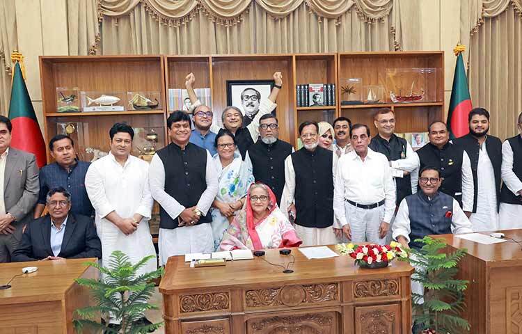 প্রধানমন্ত্রী শেখ হাসিনা আজ গণভবনে ঢাকা মহানগর উত্তর আওয়ামী লীগ ও এর সহযোগী সংগঠনের নেতৃবৃন্দের সঙ্গে সাক্ষাৎ করেন। শেষে ঢাকা-১৭ আসনের উপনির্বাচনে আওয়ামী লীগ মনোনীত প্রার্থী মোহাম্মদ আলী আরাফাত এবং এই আসনের দলীয় মনোনয়ন প্রত্যাশীদের সঙ্গে গ্রুপছবিতে অংশগ্রহণ করেন। ছবি: ইয়াসিন কবির জয়