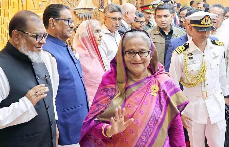 প্রধানমন্ত্রী শেখ হাসিনা আজ সকালে ১৪ থেকে ১৫ জুন জেনেভায় অনুষ্ঠেয় ‘ওয়ার্ল্ড অব ওয়ার্ক সামিট : সোশ্যাল জাস্টিস ফর অল’ এ যোগ দিতে সুইজারল্যান্ডের উদ্দেশে ঢাকা ত্যাগ করেছেন। ছবি: ইয়াসিন কবির জয়