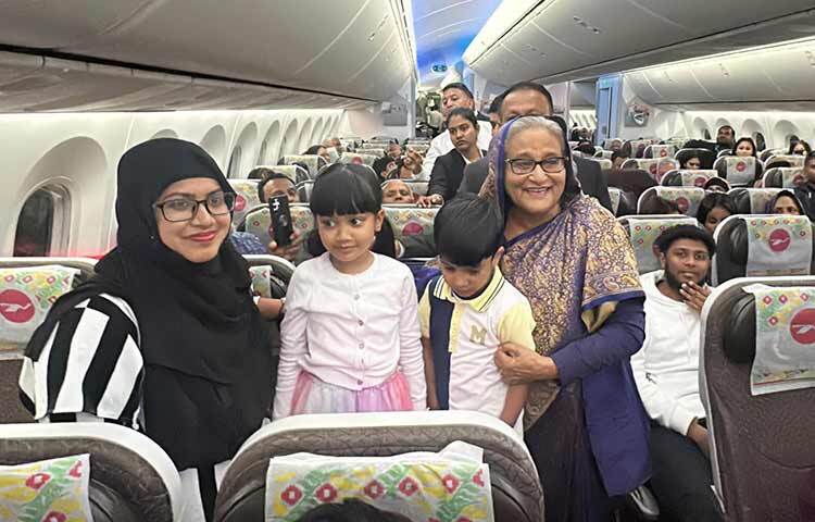 বিমান যাত্রীদের মাঝে প্রধানমন্ত্রী শেখ হাসিনা আজ সুইজারল্যান্ড থেকে দেশে ফেরার পথে বিমানের যাত্রীদের সঙ্গে কুশল বিনিময় করেন ও ছোট শিশুদেরকে কোলে নিয়ে আদর করেন। ছবি: ইয়াসিন কবির জয়