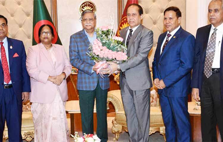 রাষ্ট্রপতি মো. সাহাবুদ্দিনের সঙ্গে সৌজন্য সাক্ষাৎ করেছেন নির্বাচন কমিশনের (ইসি) সদস্যরা। আজ বঙ্গভবনে দুপুর সাড়ে ১২টায় প্রধান নির্বাচন কমিশনার (সিইসি) কাজী হাবিবুল আউয়ালের নেতৃত্বাধীন কমিশন এ সাক্ষাৎ করে। ছবি: পিআইডি