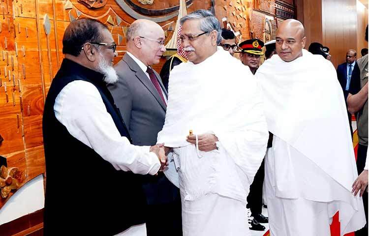 রাষ্ট্রপতি মো. সাহাবুদ্দিন হজ্জ পালনের উদ্দেশ্যে সৌদি আরব যাওয়ার সময় আজ দুপুরে ঢাকার হযরত শাহজালাল আন্তর্জাতিক বিমানবন্দরে মুক্তিযুদ্ধ বিষয়ক মন্ত্রী আ ক ম মোজাম্মেল হক, কূটনৈতিক কোরের ডিন, মন্ত্রিপরিষদ সচিব, তিনবাহিনী প্রধানগণ এবং ঊর্ধ্বতন সামরিক ও বেসামরিক কর্মকর্তাগণ রাষ্ট্রপতিকে বিদায় জানান। ছবি: ইয়াসিন কবির জয়