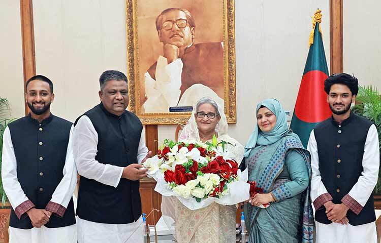 প্রধানমন্ত্রী শেখ হাসিনার সঙ্গে দেখা করেছেন সিলেটের নবনির্বাচিত মেয়র আনোয়ারুজ্জামান চৌধুরী। রোববার দুপুর ১২টায় তিনি সপরিবারে গণভবনে প্রধানমন্ত্রীর সঙ্গে সৌজন্য সাক্ষাৎ করেন। ছবি: ইয়াসিন কবির জয়