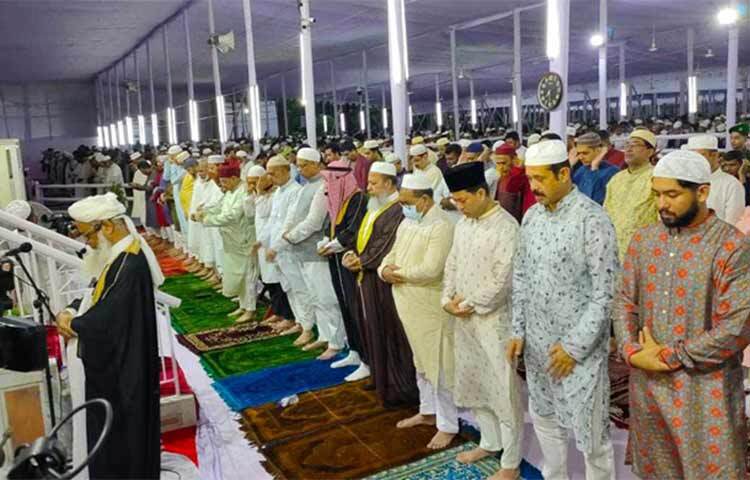জাতীয় ঈদগাহ ময়দানে হাজার হাজার মুসল্লির অংশগ্রহণে ঈদুল আজহার প্রধান জামাত অনুষ্ঠিত হয়েছে। সকাল সাড়ে ৭টায় ঈদের প্রথম জামাত অনুষ্ঠিত হয়। ছবি: জাগো নিউজ