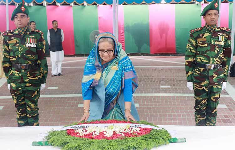 প্রধানমন্ত্রী শেখ হাসিনা আজ গোপালগঞ্জের টুঙ্গিপাড়ায় জাতির পিতা বঙ্গবন্ধু শেখ মুজিবুর রহমানের সমাধিতে পুস্পস্তবক অর্পণ করেন শ্রদ্ধা জানান। ছবি: ইয়ানি কবির জয়