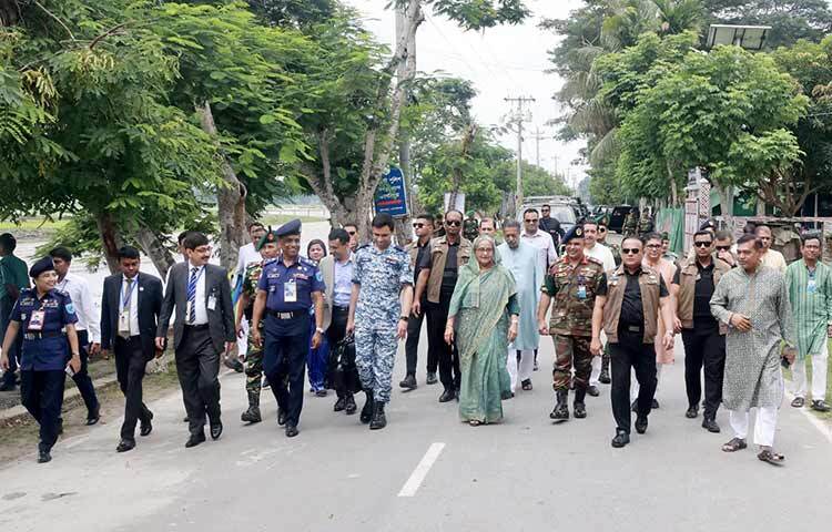 আওয়ামী লীগ সভাপতি ও প্রধানমন্ত্রী শেখ হাসিনা গোপালগঞ্জের টুঙ্গিপাড়া সফরের দ্বিতীয় দিন আজ টুঙ্গিপাড়া উপজেলা আওয়ামী লীগ কার্যালয়ে উপজেলা আওয়ামী লীগ ও সব সহযোগী সংগঠনের নেতৃবৃন্দদের সঙ্গে ঈদ পরবর্তী শুভেচ্ছা ও মতবিনিময় সভায় যোগ দিতে বাস ভবন থেকে উপজেলা কার্যালয়ে পায়ে হেঁটে যান। ছবি: ইয়াসিন কবির জয়