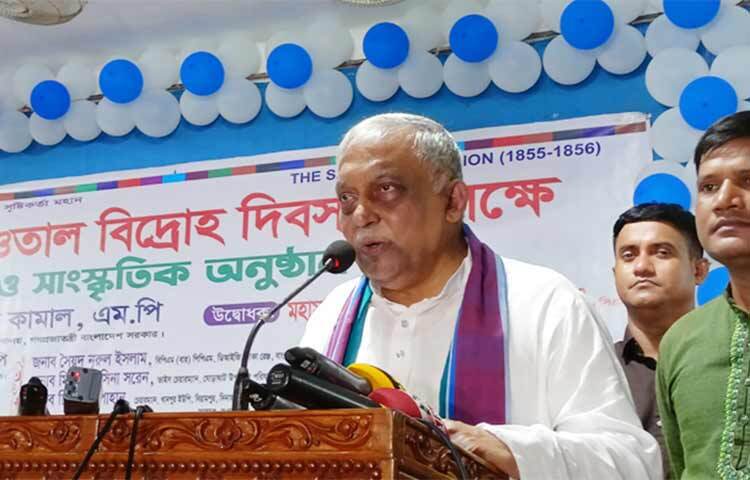 ক্ষুদ্র নৃ-গোষ্ঠী সাঁওতালদের উদ্দেশ্যে স্বরাষ্ট্রমন্ত্রী আসাদুজ্জামান খান কামাল বলেছেন, আপনারা দেশের সম্পদ। কারণ আপনারা বিদ্রোহ করতে জানেন, ঘুরে দাড়াতে জানেন। আজ বিকেলে রাজধানীর নটরডেম কলেজ অডিটোরিয়ামে ‘উত্তরবঙ্গ আদিবাসী ফোরাম’ আয়োজিত এক আলোচনা সভায় এ কথা বলেন তিনি। ছবি: জাগো নিউজ