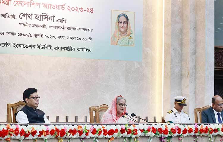 আমাদের মেধাবী ছেলেমেয়েরা প্রজন্মের পর প্রজন্মকে আলোর পথ দেখিয়ে যাবে। প্রধানমন্ত্রী শেখ হাসিনা আজ প্রধানমন্ত্রীর কার্যালয়ের শাপলা হলে প্রধানমন্ত্রী ফেলোশিপ ২০২৩-২৪ এর নির্বাচিত ফেলোদের অ্যাওয়ার্ড প্রদান অনুষ্ঠানে এ কথা বলেন। ছবি: ইয়াসিন কবির জয়