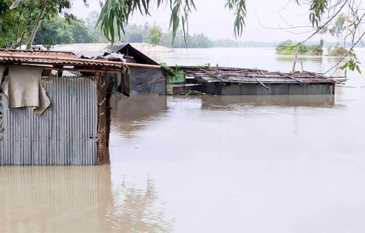 কুড়িগ্রামের নাগেশ্বরী উপজেলায় দুধকুমার নদের বন্যা নিয়ন্ত্রণ বাঁধ উপচে ২০ গ্রাম প্লাবিত হয়েছে। আজ সকালে উপজেলার বামনডাঙ্গা ইউনিয়নের তেলিয়ানী পাড়ায় বন্যা নিয়ন্ত্রণ বাঁধটি উপচে সহস্রাধিক পরিবার পানিবন্দি হয়েছেন। ছবি: ফজলুল করিম ফরাজী
