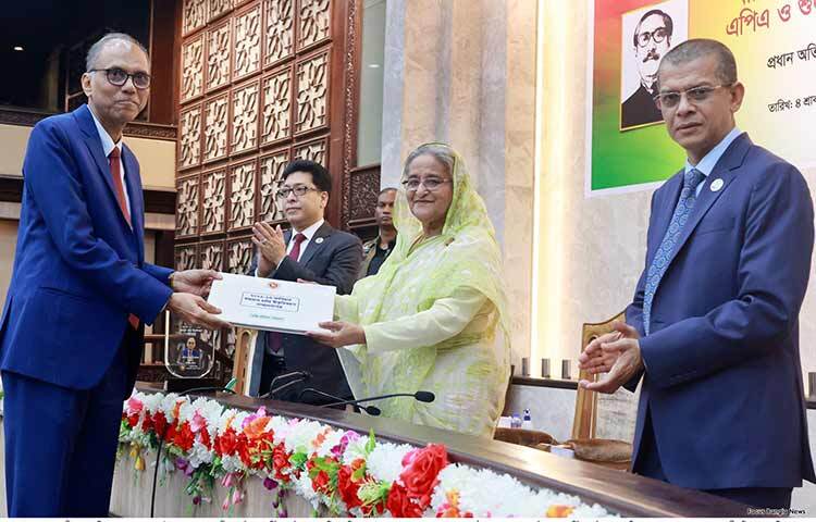 জবাবদিহি থাকলে ২০৪১ সালে উন্নত দেশ গড়া এবং জাতিসংঘের টেকসই উন্নয়ন লক্ষ্যমাত্রা (এসডিজি) অর্জন করা সম্ভব। বলেছেন প্রধানমন্ত্রী শেখ হাসিনা। আজ সকালে প্রধানমন্ত্রীর কার্যালয়ের শাপলা হলে ২০২৩-২৪ অর্থবছরের বার্ষিক কর্মসম্পাদন চুক্তি (এপিএ) স্বাক্ষর এবং এপিএ ও শুদ্ধাচার পুরস্কার প্রদান অনুষ্ঠানে তিনি এসব কথা বলেন। ছবি: ইয়াসিন কবির জয়