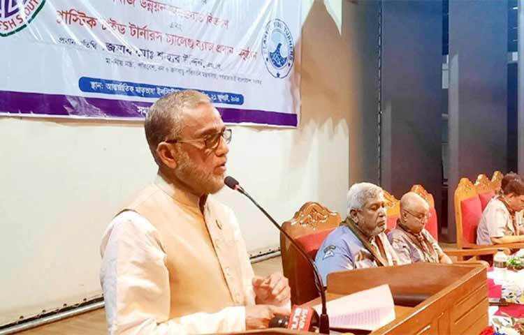 পরিবেশ, বন ও জলবায়ু পরিবর্তনবিষয়ক মন্ত্রী মো. শাহাব উদ্দিন বলেছেন, পরিবেশের জন্য ক্ষতিকর ওয়ান টাইম প্লাস্টিকের ব্যবহার কমানো, পুনঃব্যবহার করা সম্ভব না হলে বর্জন করার বিষয়ে জনসচেতনতা সৃষ্টিতে স্কাউটদের গুরুত্বপূর্ণ ভূমিকা পালন করতে হবে। আজ রাজধানীতে বাংলাদেশ স্কাউটসের ‘সমাজ উন্নয়ন অ্যাওয়ার্ড’ বিতরণ এবং ‘প্লাস্টিক টাইড টার্নার ব্যাজ’ দেওয়ার অনুষ্ঠানে প্রধান অতিথির বক্তব্যে এ কথা বলেন পরিবেশমন্ত্রী। ছবি: জাগো নিউজ