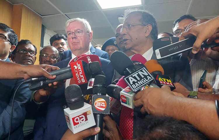 সরকার ডিজিটাল নিরাপত্তা আইনের যে সংশোধন আনছে, তাতে সাংবাদিকরা খুশি হবেন বলে মন্তব্য করেছেন আইন, বিচার ও সংসদ বিষয়ক মন্ত্রী আনিসুল হক। আজ সচিবালয়ে নিজ দপ্তরে ইউরোপীয় ইউনিয়নের মানবাধিকার বিষয়ক বিশেষ প্রতিনিধি ইমন গিলমোরের সঙ্গে বৈঠকের পর সাংবাদিকদের সঙ্গে আলাপকালে এ মন্তব্য করেন মন্ত্রী। ছবি: মাসুদ রানা