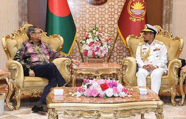 রাষ্ট্রপতি মো. সাহাবুদ্দিনের সঙ্গে আজ বঙ্গভবনে নবনিযুক্ত নৌবাহিনী প্রধান ভাইস এডমিরাল এম নাজমুল হাসান সৌজন্য সাক্ষাৎ করেন। ছবি: ইয়াসিন কবির জয়