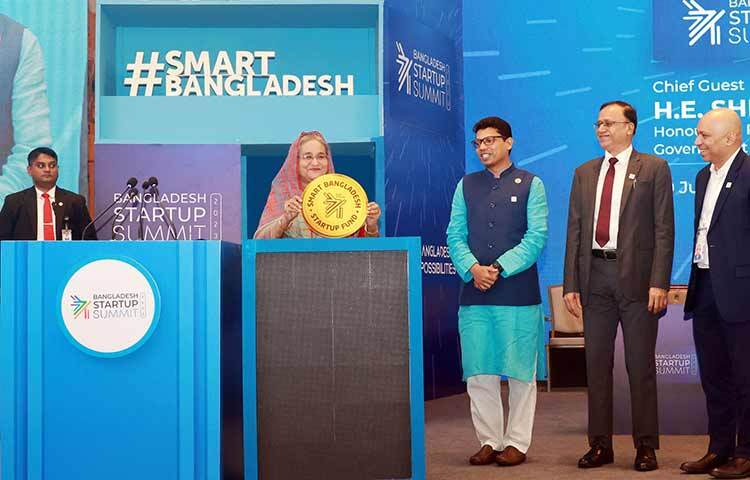 প্রধানমন্ত্রী শেখ হাসিনা বলেছেন, দেশের তরুণ প্রজন্মই হবে ‘স্মার্ট বাংলাদেশ’ বিনির্মাণের মূল শক্তি।  আজ রাজধানীর হোটেল ইন্টারকন্টিনেন্টালে প্রথমবারের মতো দুই দিনব্যাপী বাংলাদেশ স্টার্টআপ সামিট-২০২৩-এর উদ্বোধনী অনুষ্ঠানে এ কথা বলেন তিনি। ছবি: ইয়াসিন কবির জয়