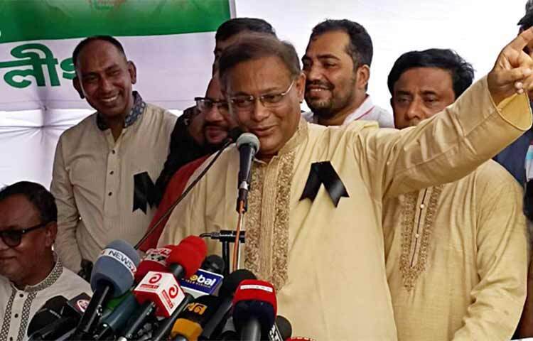 ডেঙ্গুর চেয়ে বিএনপিকে বেশি মারাত্মক বললেন আওয়ামী লীগের যুগ্ম সাধারণ সম্পাদক ও তথ্যমন্ত্রী ড. হাছান মাহমুদ। তিনি বলেন, ডেঙ্গু (এডিস) মশা কামড়ায়, আর বিএনপি আগুন জ্বালায়। আজ সকালে রাজধানীর খামারবাড়ি গোলচত্বর এলাকায় কৃষক লীগ আয়োজিত এডিস মশা নিধন ও সচেতনতা তৈরি কর্মসূচি অনুষ্ঠানে এসব কথা বলেন তথ্যমন্ত্রী। ছবি: জাগো নিউজ